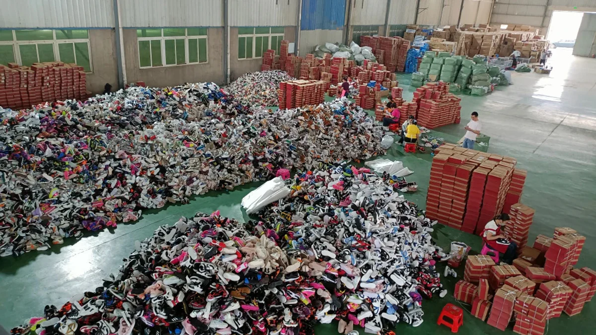 福建晋江基地分类装箱作业