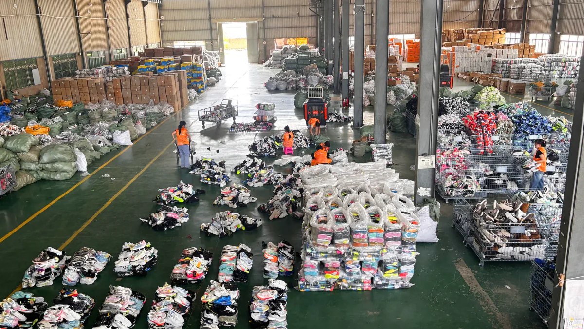 福建晋江基地分拣配货现场